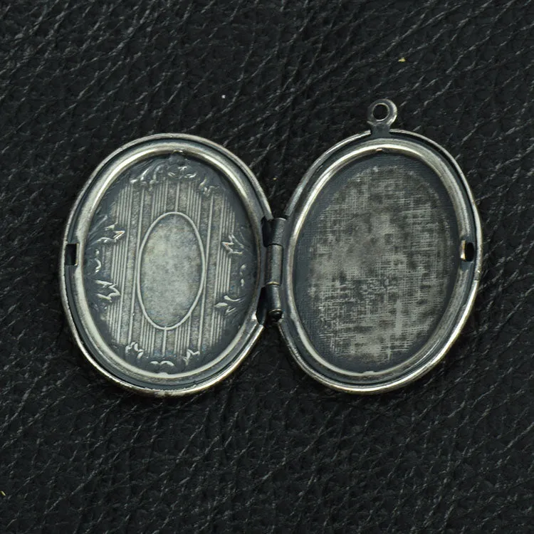 Locket 28x22mm(1.1x.85in) Engraved Oval Locket, Classic Silver, pkg/2